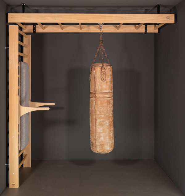 Sprossenwand aus Holz mit Boxsack